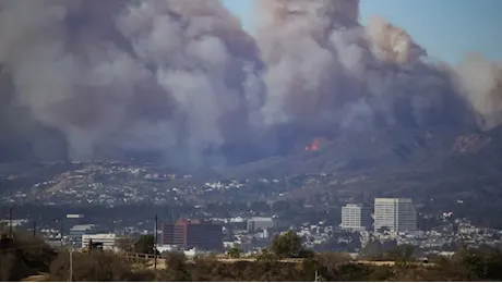 California in fiamme: incendio devastante a Los Angeles minaccia abitazioni e monumenti storici