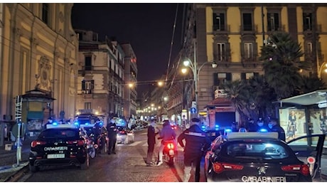 Napoli, non si ferma all'alt e investe militare a Piazza Dante: 14enne denunciato