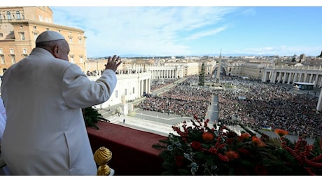 Natale, il messaggio di Papa Francesco: “Tacciano le armi in Medioriente. In Ucraina si apra la porta al dialogo per una pace giusta”