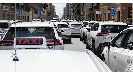 Napoli, sale su un’auto pensando fosse il taxi ma viene molestata: ragazza si lancia dal mezzo in corsa per fuggire. Arrestato 38enne