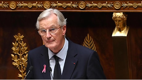 Francia, il premier Barnier vuole meno spese e una patrimoniale per ridurre il debito: “Siamo sull’orlo del precipizio”