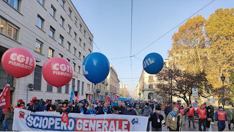 Sciopero a Torino oggi, parte il corteo torinese. Sfilano lavoratori, studenti e precari dell'Università. A rischio trasporti, scuola e ospedali