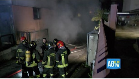 Pasticceria in fiamme a Roma, paura e fumo anche in un ufficio postale: «Un anziano salvato dal cane»