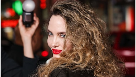 Angelina Jolie, cambio look. Come replicare i suoi capelli ricci e voluminosi