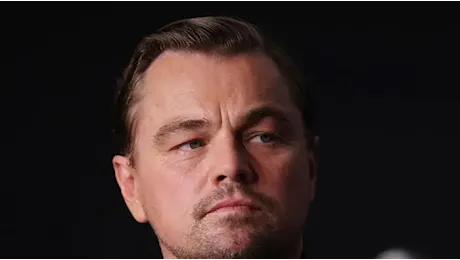 Leonardo DiCaprio, 50 anni da eterno ragazzino: le origini italiane e il primo “calcio” agli Uffizi