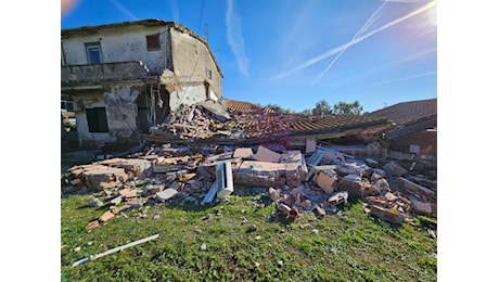 Crolla palazzina a Fiumicino, donna salvata sotto le macerie - Le prime immagini