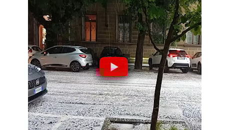 Meteo: Pinerolo colpita da una violenta Grandinata, strade imbiancate; il Video