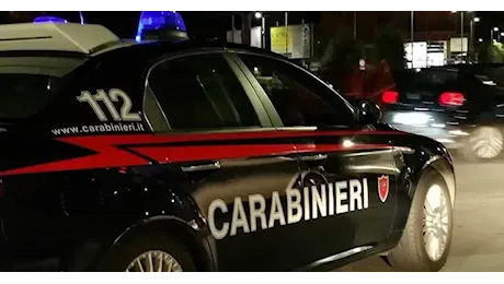 Roma. Per due volte un suv tenta di investire un Carabiniere impegnato nell’arresto di un uomo che stava danneggiando le auto in sosta…