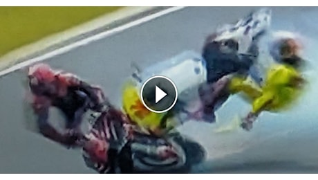 VIDEO - Bezzecchi-Vinales, tremendo incidente a 200 km/h nella Sprint a Phillip Island: piloti coscienti