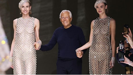 Giorgio Armani e la sua Privé: «A 90 anni la mia collezione più bella». Parigi applaude lo stilista: lui inaugura il nuovo palazzo con l'atelier