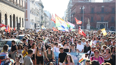 Bari Pride, cinquemila persone in piazza per i diritti: in prima fila anche Decaro. “Questa è una città libera che sa amare”