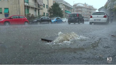 Cronaca meteo diretta - Maltempo, pioggia torrenziale su Genova: acqua fuoriesce dai tombini - Video