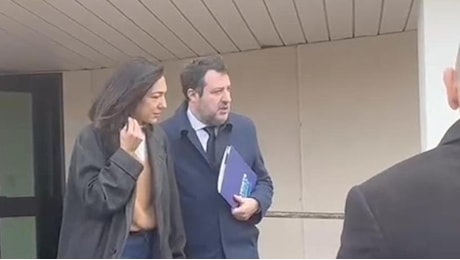 Salvini e quell’abbraccio alla fidanzata in lacrime dopo la sentenza