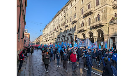 Migliaia di lavoratori e studenti in piazza a Torino per lo sciopero generale contro il Governo Meloni