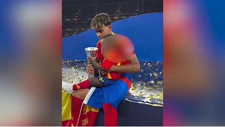 Spagna campione d'Europa, Lamine Yamal festeggia con la coppa e il fratellino di 2 anni