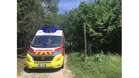 Grado, operaio cade da un'altezza di circa tre metri e viene abbandonato in strada