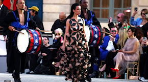 Katy Perry, geometrica e audace a Vogue World: Paris | Video iO Donna