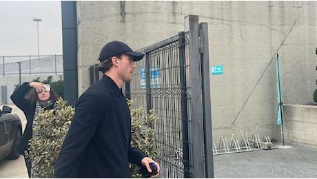 Vlahovic arrivato al JMedical: a breve si sottoporrà agli esami alla coscia (FOTO E VIDEO). Alla Continassa sono tornati i primi nazionali