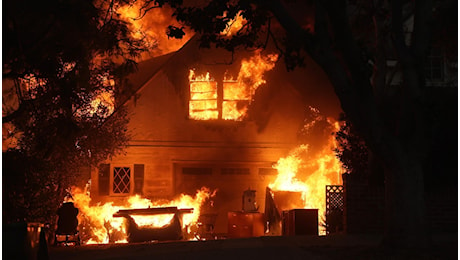 Incendio a Los Angeles, le immagini dell'inferno: evacuate migliaia di persone, 200 mila senza elettricità