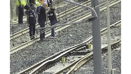 Torino, muore investito da treno dopo essere caduto sui binari