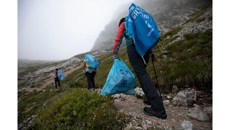 Marmolada: Carovana dei Ghiacciai e Puliamo il Mondo raccolgono 400 rifiuti in quota durante il clean up