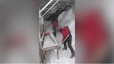 Gran Sasso, condizioni meteo estreme: soccorritori bloccati, ferme le ricerche dei due alpinisti