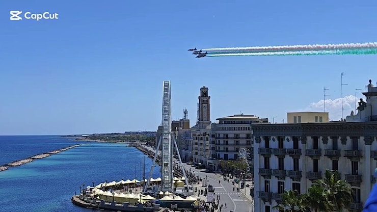 Bari, sul lungomare il sorvolo delle Frecce tricolori: formazione ridotta dopo incidente in Sicilia - la Repubblica Bari, sul lungomare il sorvolo delle Frecce tricolori: formazione ridotta dopo incidente in Sicilia - la Repubblica