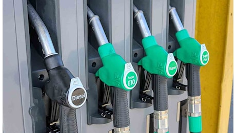 Blocco assoluto diesel e benzina, c'è la data: devi buttare la tua auto dentro uno sfascio | Non la potrai più usare