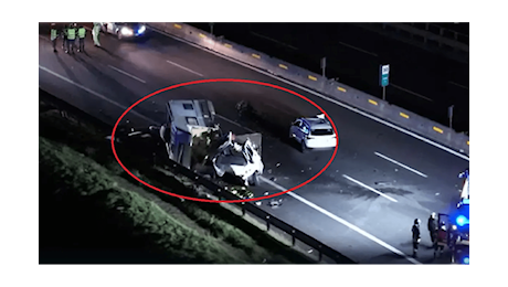 Camper in contromano in autostrada contro taxi, un morto e due feriti