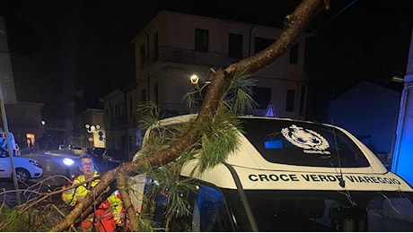 Maltempo Toscana, notte di vento e pioggia: tempesta di sabbia a Viareggio, a Stazzema frazioni isolate