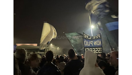 Tifosi dell’Atalanta in festa a Zingonia: il raduno fuori dal centro sportivo