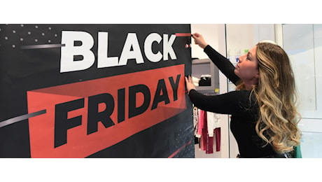 Tutti pazzi per il Black Friday, in anticipo lo shopping natalizio. Il Codacons: attenti alle truffe