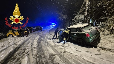 Varese, 15 centimetri di neve nella notte: 30 interventi dei Vigili del fuoco e incidenti stradali