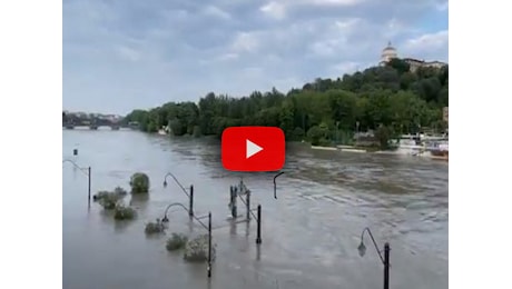 Meteo: Torino, il Po esonda ai Murazzi: allagate le banchine. Il Video