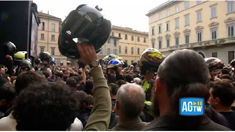 Funerale di Luca Salvadori, caschi al cielo e corteo in moto per il pilota e youtuber morto a 32 anni