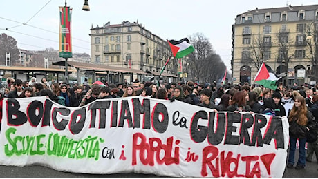 Sciopero dei bus e corteo a Torino, code e disagi. Uova contro le forze dell'ordine davanti al Miur