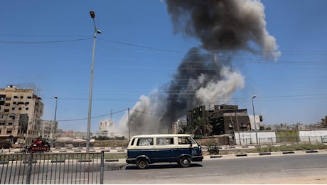 Israele - Hamas in guerra, le notizie di oggi in diretta | Raid israeliano sullo Yemen: tre morti e 87 feriti. Houthi: «Attaccheremo obiettivi civili a Tel Aviv».