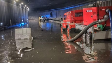 Lecco, galleria allagata: la carreggiata nord della Statale 36 resta chiusa. In città traffico paralizzato