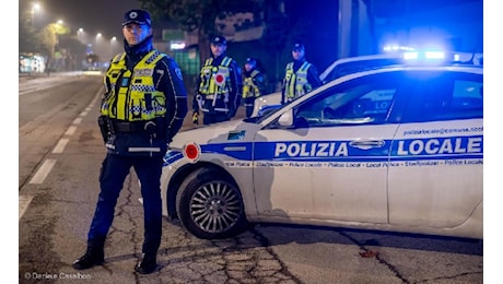 Ubriaco e senza patente guida contromano sulla SS16, fugge all'alt e provoca danni • newsrimini.it