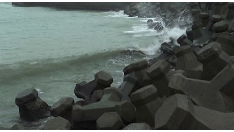 Taiwan, in arrivo il il super tifone Kong-rey: onde si abbattono sulla costa di Yilan