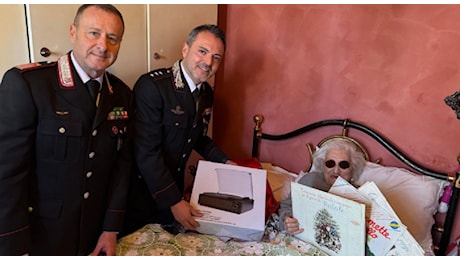 Sola a Natale a 92 anni, i carabinieri sorprendono la signora Lidia: panettone e giradischi con le sue canzoni preferite