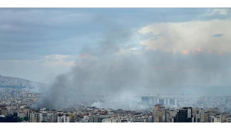 Raid nel sud di Beirut e fumo nero tra gli edifici: Idf emette ordine di evacuazione