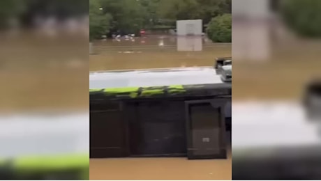 Bologna, l'acqua seppellisce centinaia di auto: le immagini impressionanti