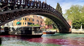 Cinque euro per entrare a Venezia, la città si spacca sulla tassa in vigore dal 25 aprile: “Misura medievale, la Ue salvi la libera circolazione”
