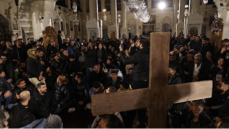 Siria, esplode la protesta dei cristiani dopo l’incendio dell’albero di Natale ad Hama