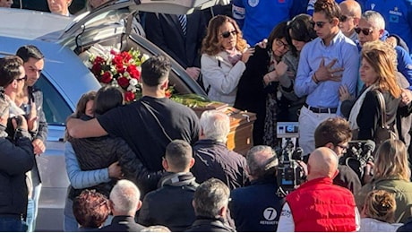 Folla ai funerali di Matilde Lorenzi, il lungo abbraccio della famiglia