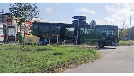 Schiacciata dall'autobus, muore 14enne