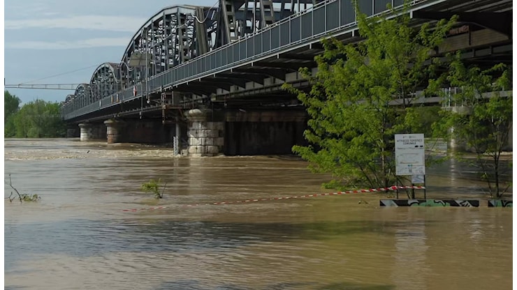 La piena del fiume Po tra la Bassa Piacentina e Cremona, sacchi di sabbia e gonfiabili lungo gli argini - Il Fatto Quotidiano
