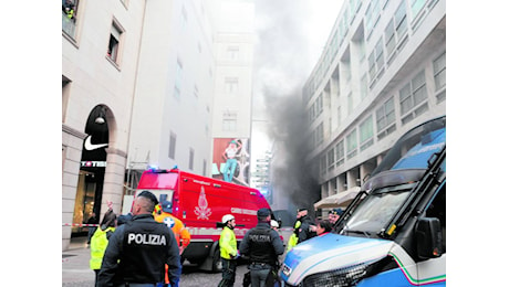 Fiamme, fumo e paura in corso Vittorio Emanuele