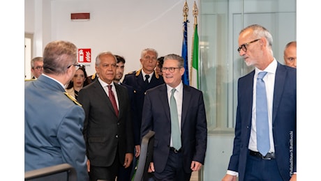 Il Primo Ministro britannico Starmer, accompagnato dal Ministro Piantedosi, in visita al Centro nazionale di coordinamento per l'immigrazione